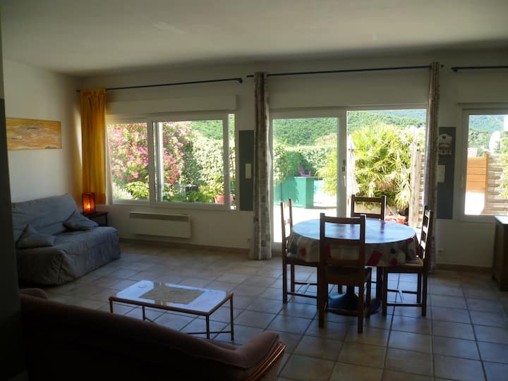 Vista de la terraza, la piscina y la naturaleza