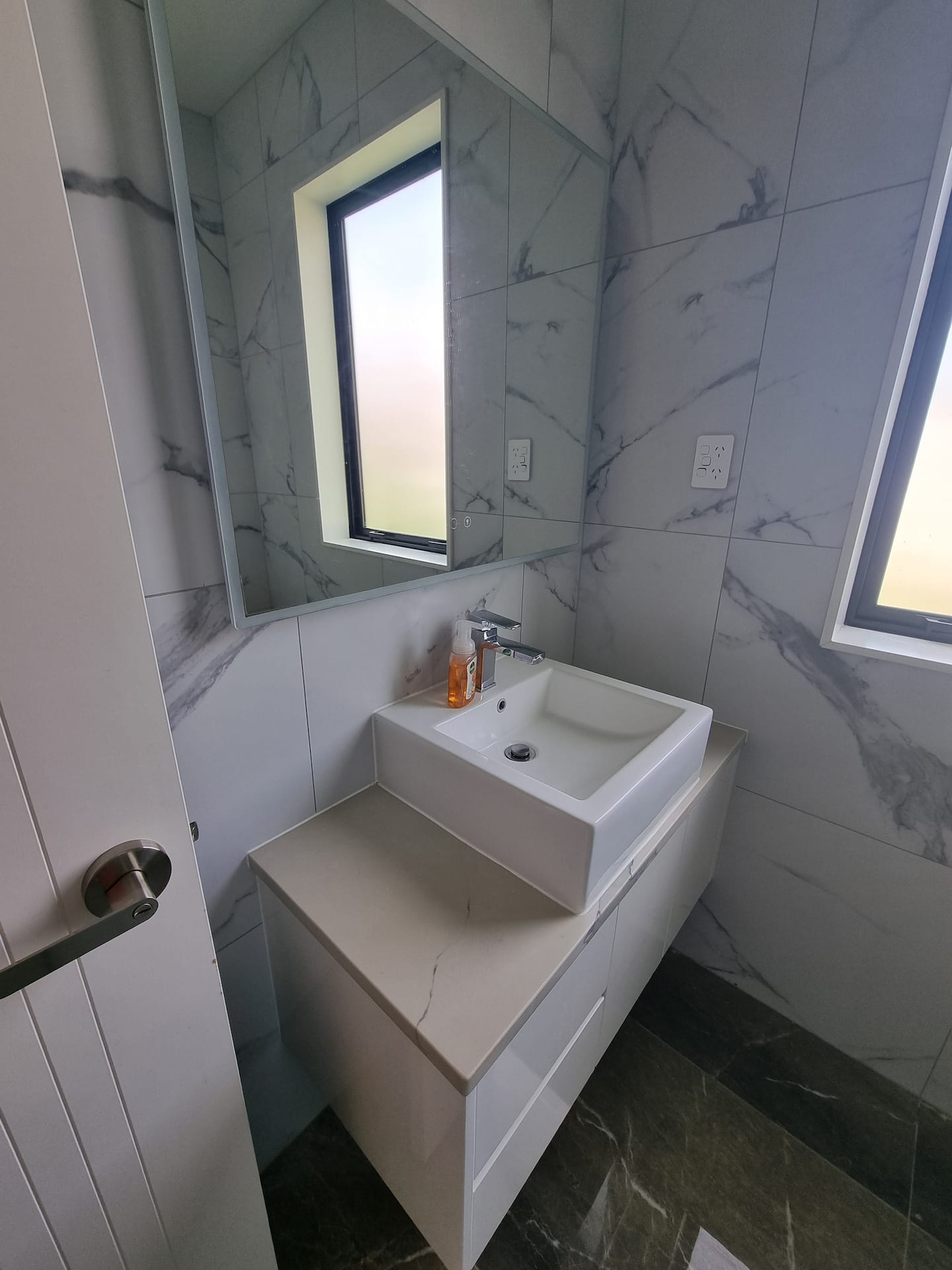 Behome-modern 2-bedroom Guest Suite 5
