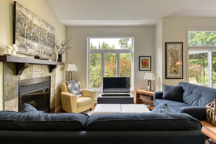 New! Cozy Condo On Golf W/ Fire Pit & Scenic Views - Mont-Tremblant