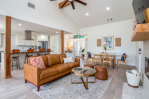 Lakeside Retreat 6BR 3BA, Huge Yard, Sandy Beach