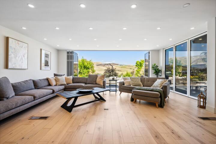 Silicon Valley Stay | 4 bd 3 bth | Scenic Luxury gallery image 3