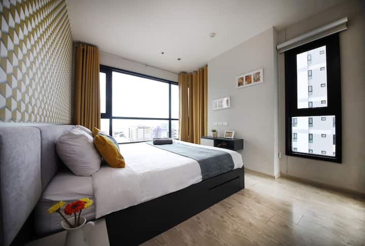 King size bed with sea view in master bedroom