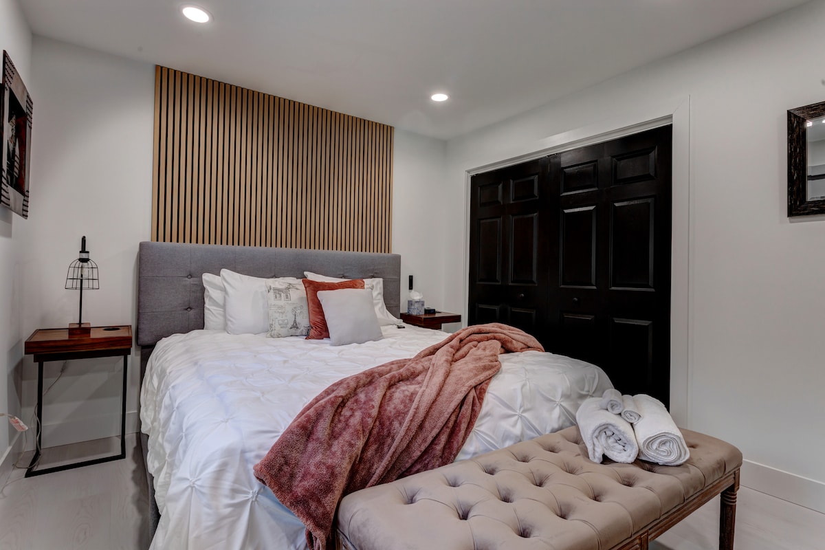 Primaire slaapkamer met privébadkamer