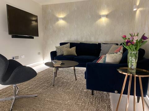 Popular Airbnb listing: Stylish Mews House near Hyde Park & Oxford Street in Queen's Park