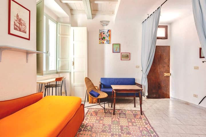 Повеќебоен простор за релаксација: портокалов кревет, син кауч и бохо килим за вечерни разговори и игри. Свежа удобност на приземје, погодна засемејства.