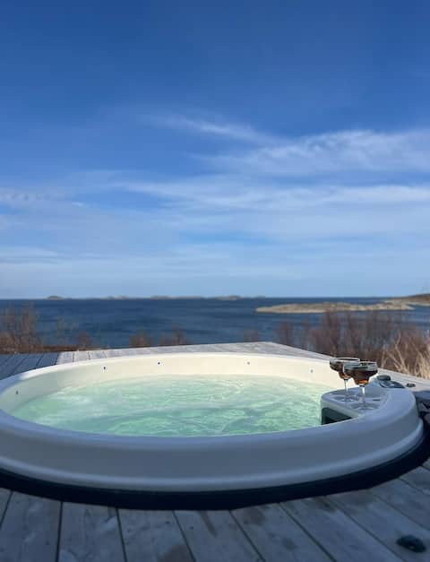 Fosen Gem with Panoramic View, Fireplace & Hot Tub