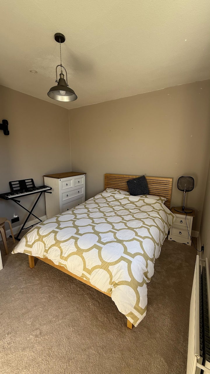 Hosťovská spálňa 1 má teraz Smart TV so službou Netflix a klavír