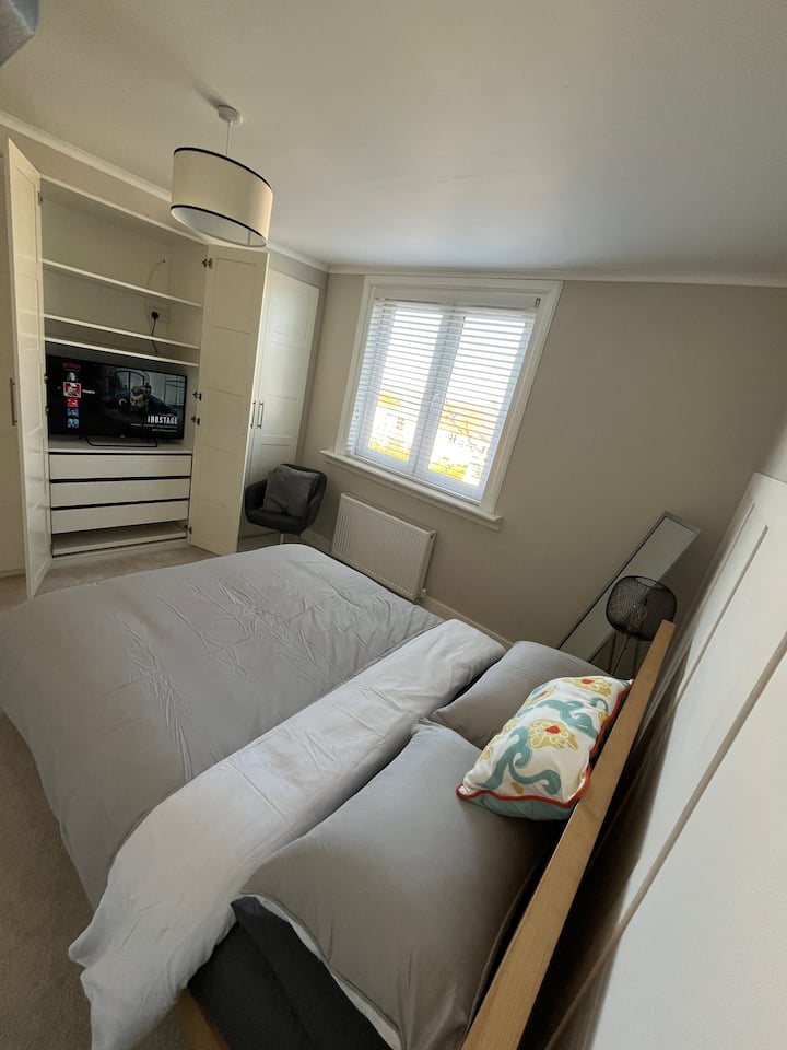 Hlavná spálňa má vlastnú inteligentnú televíziu so službou Netflix