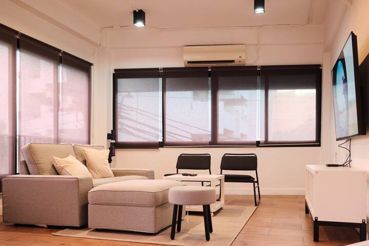 Cozy Spacious 3BR near Lumphinipark and MRT