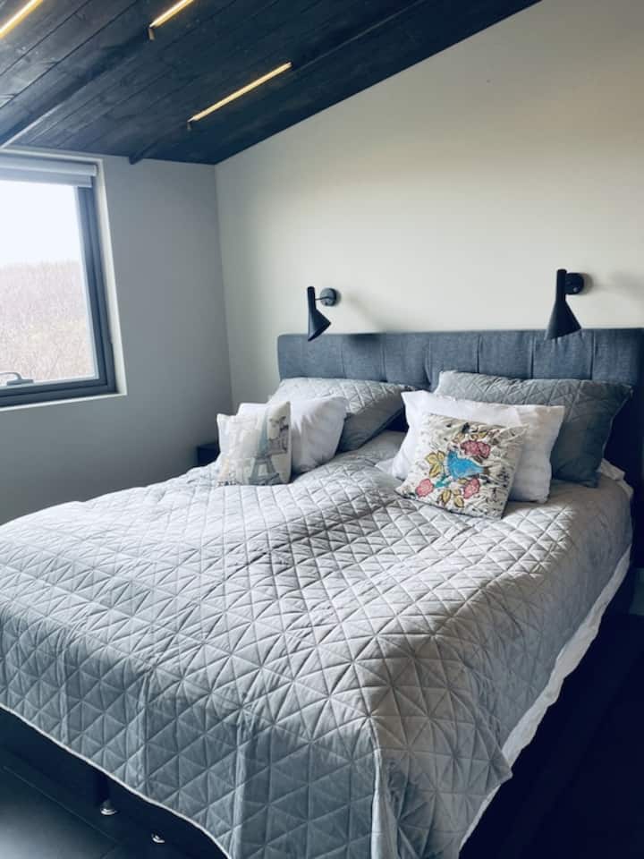 Спална соба 1 со брачен кревет (широк 180-220 см)