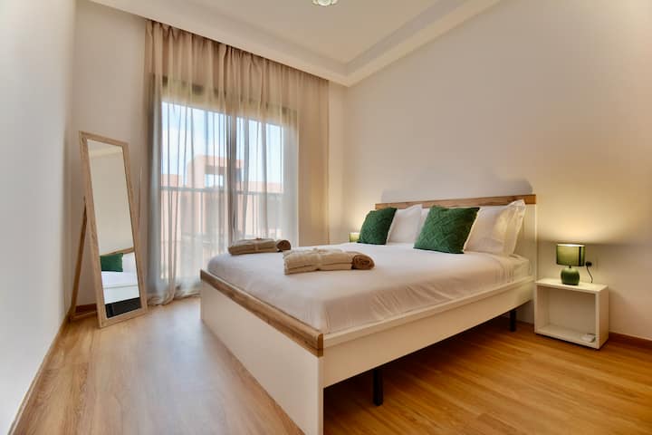 سرير مقاس كبير مزود بتلفزيون