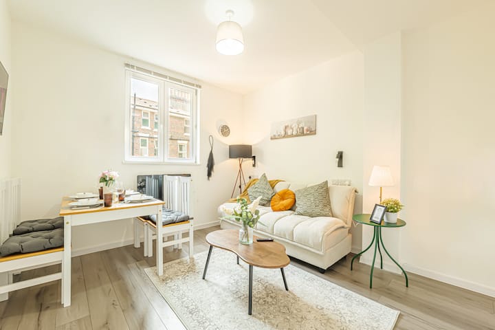 Large 1 Bed Flats Southsea Sleeps 3 | Free Parking - Portsmouth
