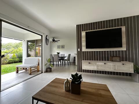 Beach & City Escape: 8 beds + Pool & Sports Area