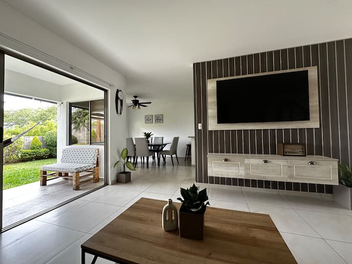 4 bedrooms- 8 beds-trampolin-Pool+Play&Sports Area