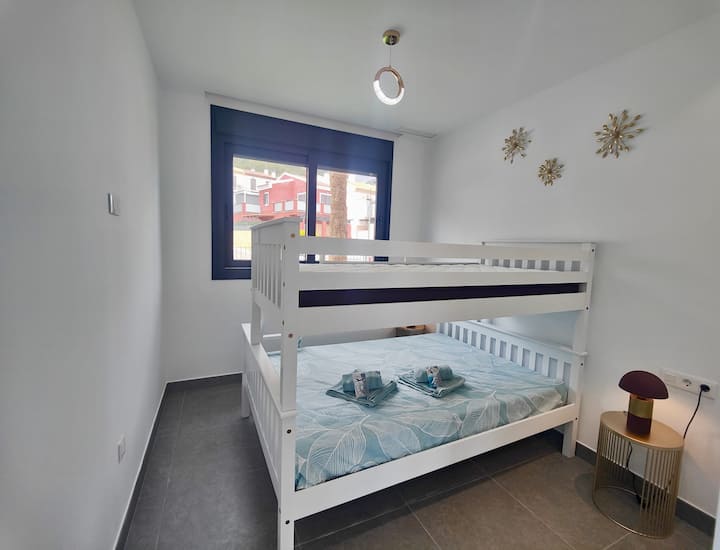 Slaapkamer 3: airconditioning, stapelbed voor 3 personen (onderste bed: tweepersoonsbed en bovenbed: eenpersoonsbed), grote kasten.
