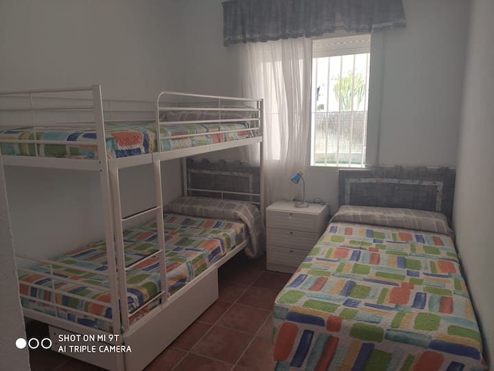 Dormitorio con 3 camas de 90 cm y armario empotrado