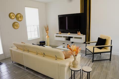 Elegant 3BR Villa + Gym, Pool & Jacuzzi Access