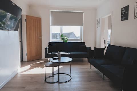 Stylish 3BR Stay by Hampden No 161 | Free Parking