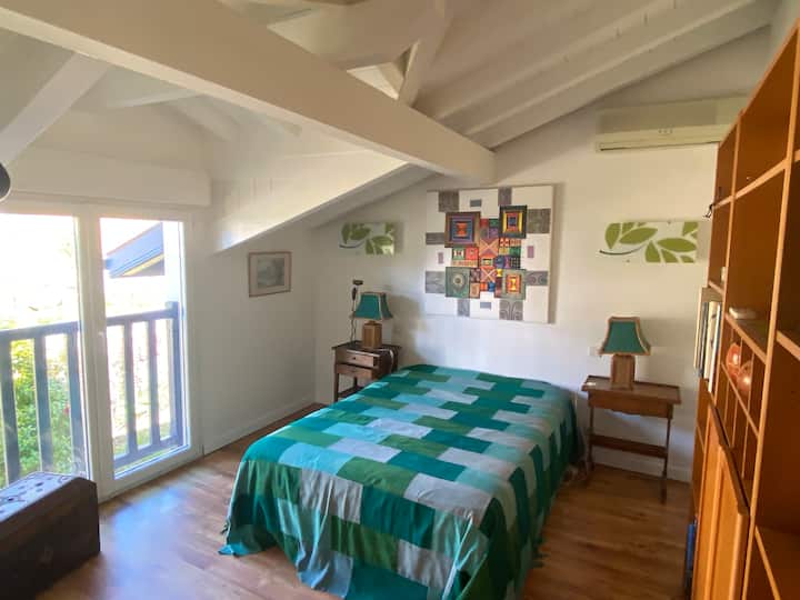 כוננית ומיטה 140x200 ס"מ בחדר שינה מס' 3 בקומה הראשונה