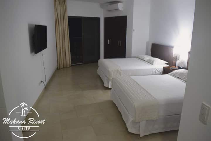 Descansa y relájate en nuestra amplia habitación con dos camas de dos plazas en un solo ambiente. Disfruta de la comodidad y el espacio que te ofrecemos para que puedas descansar plenamente.