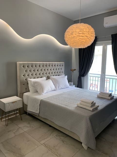 Elegant Beach Apt 60m to Sea • Parking • Balcony