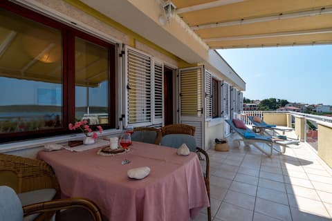 A2 –apt w balcony and sea view, 3 min to the beach