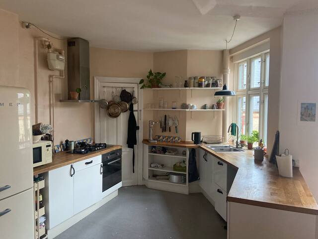 Big living room and balconies gallery image 5