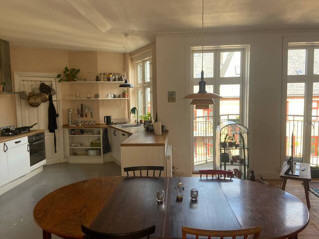 Big living room and balconies gallery image 3