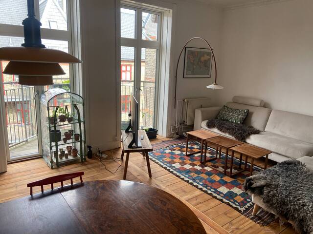 Big living room and balconies gallery image 4