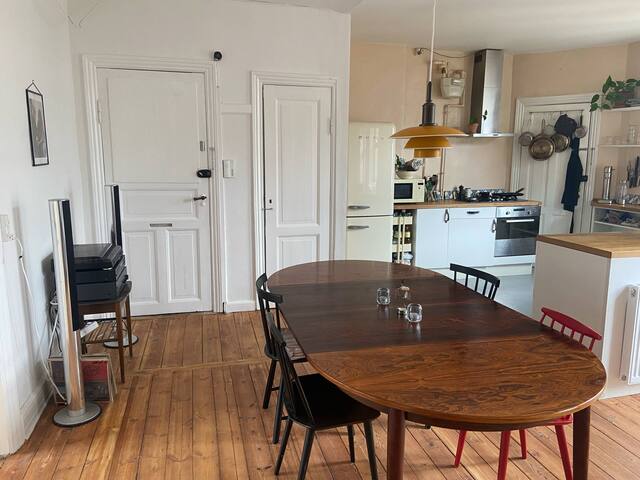 Big living room and balconies gallery image 2