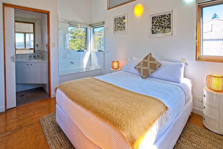 Dhoma kryesore e gjumit "Queen" në katin e sipërm me banjë/dush dhe tualet të veçantë