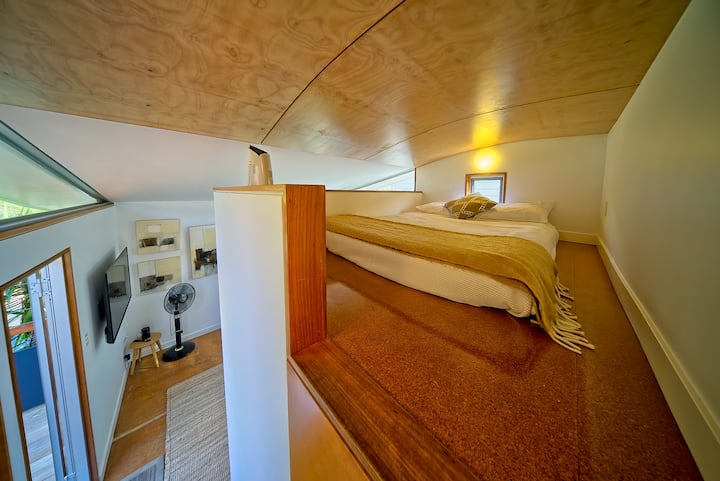 Krevat dopio "queen" në zonën e ndërmjetme.