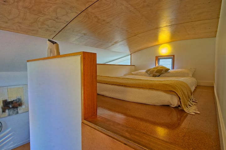 Krevat "Queen Loft" në zonën e ndërmjetme.