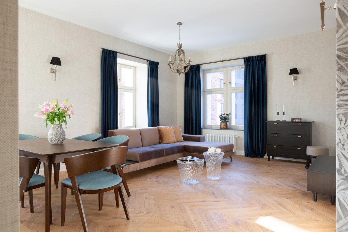 Acogedora sala de estar con cómodo sofá, sillón, mesa de centro y TV. Un lugar para relajarse, descansar o disfrutar de una película juntos.