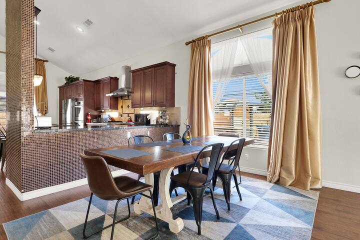 Tropical 4BR Oasis w/ Pool & Jacuzzi Near Strip! gallery image 3