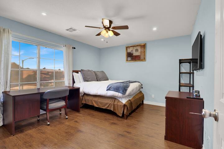 Tropical 4BR Oasis w/ Pool & Jacuzzi Near Strip! gallery image 2