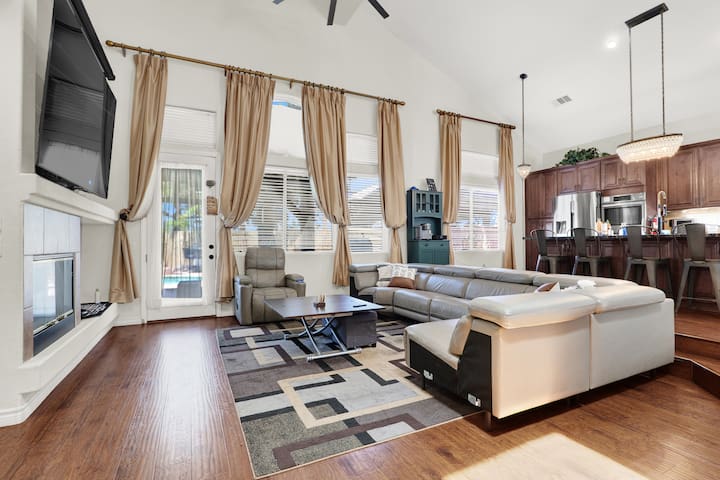 Tropical 4BR Oasis w/ Pool & Jacuzzi Near Strip! gallery image 4