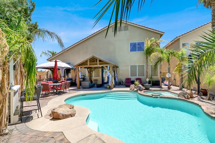 Tropical 4BR Oasis w/ Pool & Jacuzzi Near Strip!