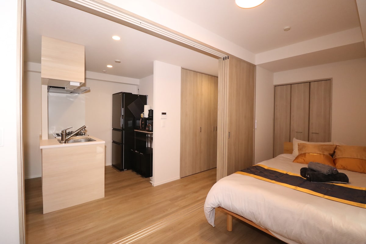 TheMôžete z nej, samozrejme, urobiť vlastnú izbu s dverami.
Toto je izba s manželskou posteľou. Dvere môžu byť, samozrejme, zatvorené a použité ako súkromný priestor.
Toto je izba s manželskou posteľou. Samozrejme, že môže byť súkromný s dverami.
Toto je izba s manželskou posteľou.Samozrejme, že sa dá premeniť na súkromný priestor zatvorením dverí.