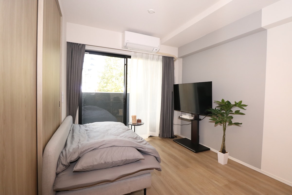 54 2600
Rozkladaciu pohovku je možné používať zadarmo pre 5 osôb. Za použitie pre 4 osoby alebo menej sa účtuje dodatočný poplatok vo výške 2 600 jenov.
54 2600