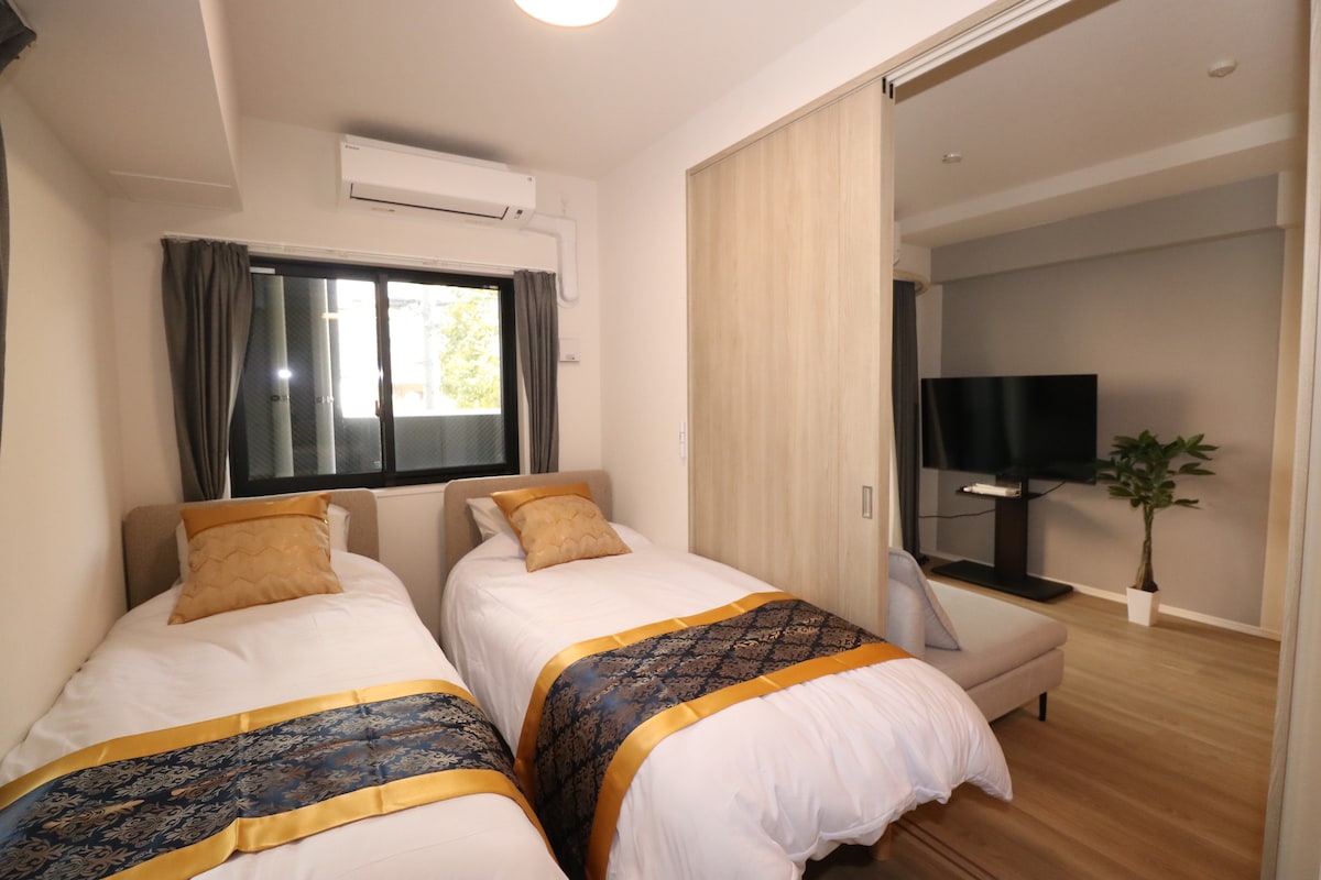 2Táto izba je dobrá, ak chcete spať individuálne.
Táto izba má dve samostatné postele. Ak chcete spať oddelene, táto izba je dobrá.
Toto je izba s dvoma samostatnými lôžkami. Ak uprednostňujete spanie samostatne, táto izba by bola ideálna.
Toto je izba s dvoma samostatnými lôžkami.，