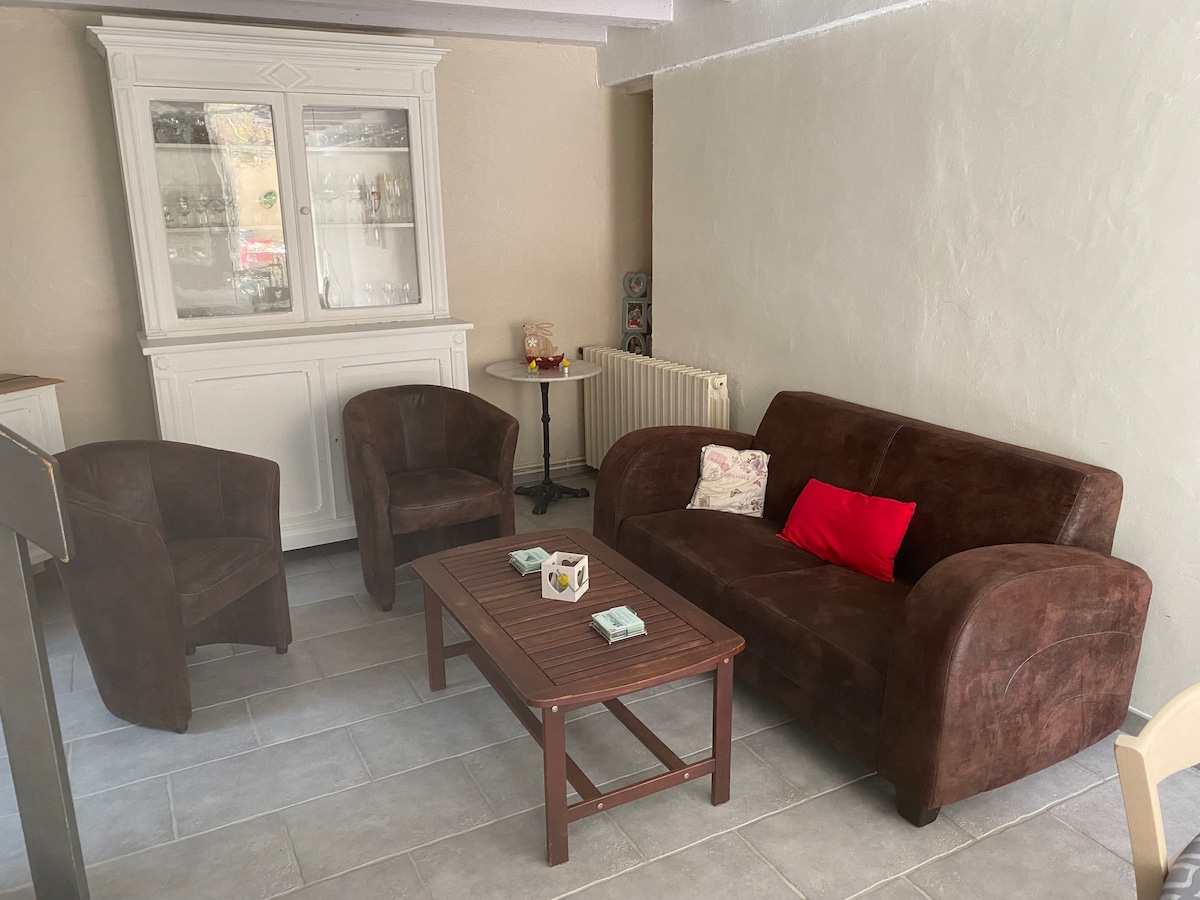 Successful Airbnb property: 4-Bedroom House – Shaded Courtyard, Close to Shops in Autun