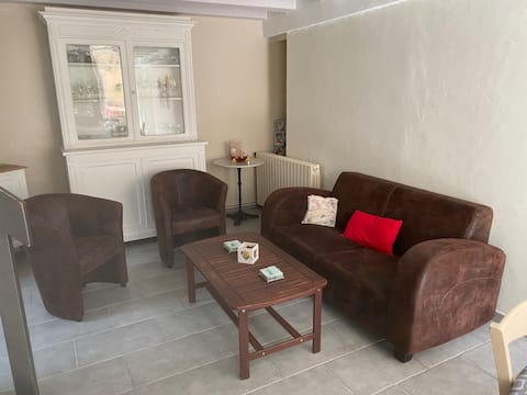 Propriété Airbnb réussie: 4-Bedroom House – Shaded Courtyard, Close to Shops à Autun