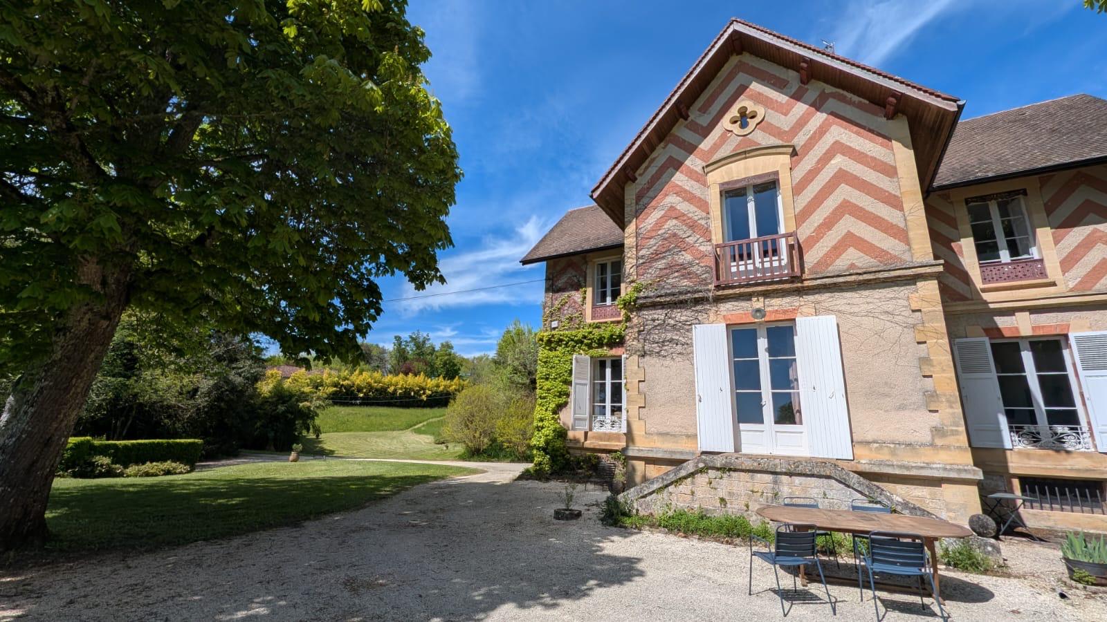 Charming house in Périgord with swimming pool and tennis court