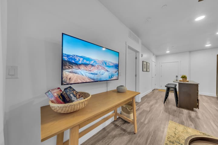 Walk To Everything | Great Amenities + Discounts! - Salt Lake City, UT