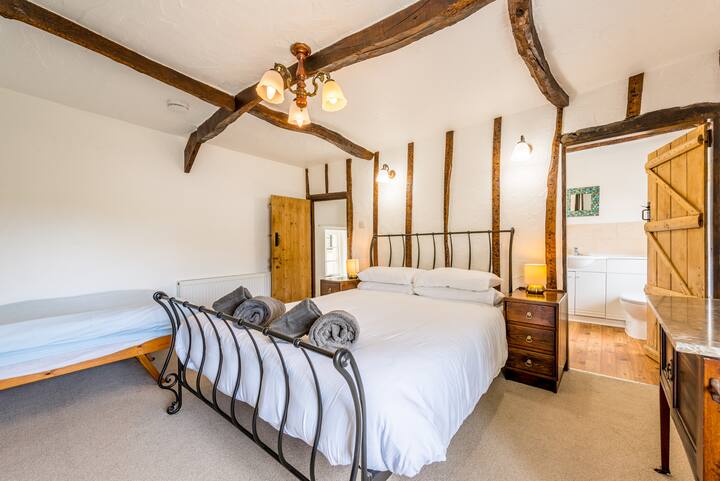 Main bedroom (sleeps 3, luego)