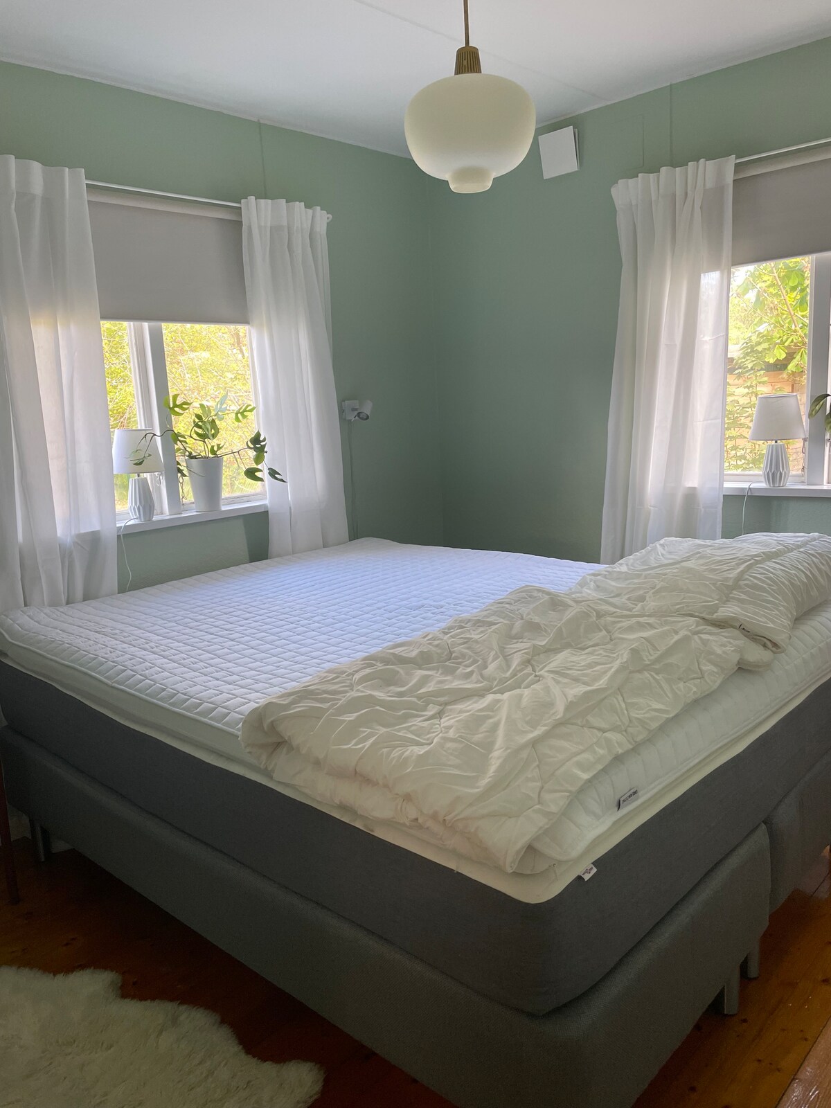 Საძინებელი 1 ორადგილიანი საწოლით, უშუქო ფარდებით ძილის საუკეთესო ხარისხით. Ტანსაცმლის დასაკიდებლად არსებობს კაუჭებიც. 