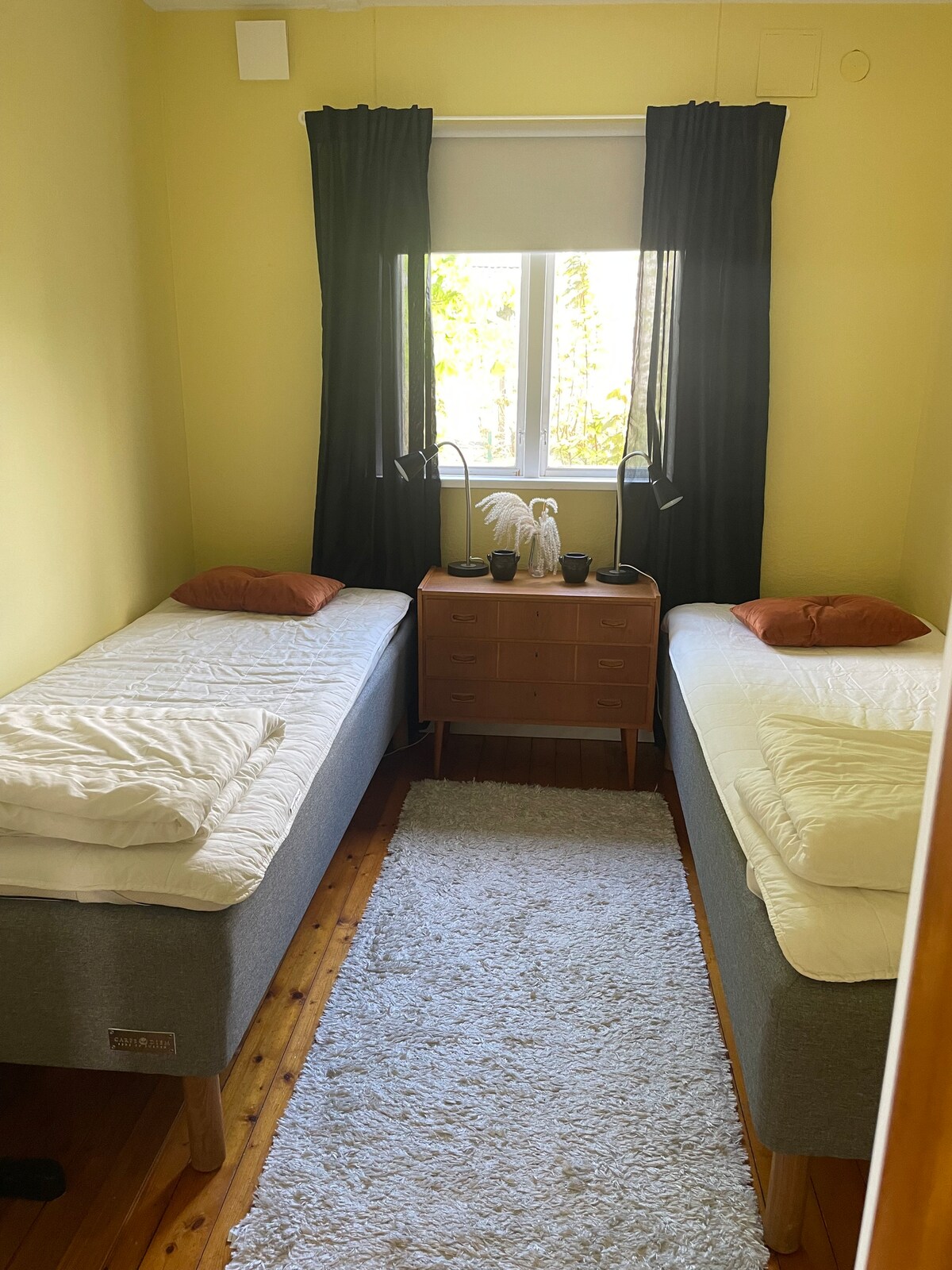 Მე ‑ 2 საძინებელში არის ორი ერთადგილიანი საწოლი, რა თქმა უნდა, ძილის საუკეთესო ხარისხისთვის განკუთვნილი უშუქო ფარდა. Ამ ოთახში ასევე არის კომოდი და ტანსაცმლის საკიდი. 