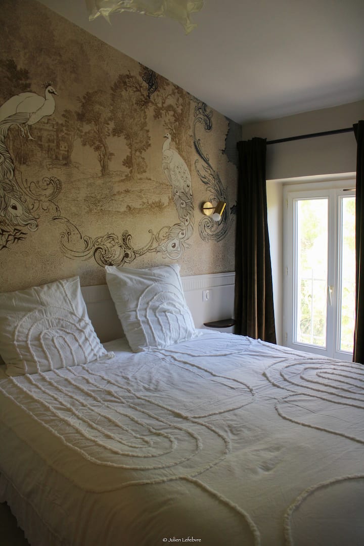 Couchage de 160X 200 cm avec une Literie de grande qualité .