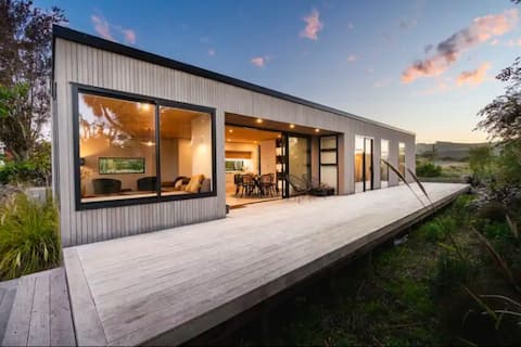 Modern Beach Retreat at Karitane